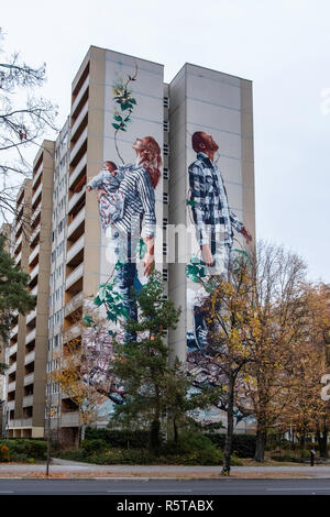 Berlin, Kunst Park Tegel. Artwork, der Kreislauf des Lebens durch australische Urban Artist, Fintan Magee auf Apartment Gebäude. Stockfoto