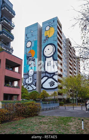 Berlin, Kunst Park Tegel. Städtische Werke von Künstlern, die Londoner Polizei am Gebäude. Kleine Roboter, Smilies und lebhaften Farben. Stockfoto