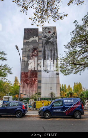 Berlin, Kunst Park Tegel. Urban Artwork von street artist Gonzalo Borondo auf Apartment Gebäude. Mädchen fallen in Blut und eisigen Wald. Stockfoto