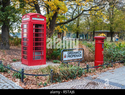 Berlin, Alt-Tegal, Alte Tegal. Englisch red Post Box & Telefon Box auf die Greenwich Promenade neben dem Tegeler See - partnerstadt von Greenwich London Stockfoto