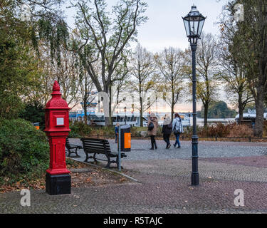 Berlin, Alt-Tegal, Alte Tegal. Menschen zu Fuß auf Greenwich Promenade neben dem Tegeler See - mit dem Greenwich London gekoppelten Stockfoto