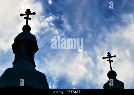 Kuppeln der Heiligen Dreifaltigkeit Ukrainischen Orthodoxen Kirche, London, Ontario, Kanada, Silhouette gegen den Himmel. Stockfoto