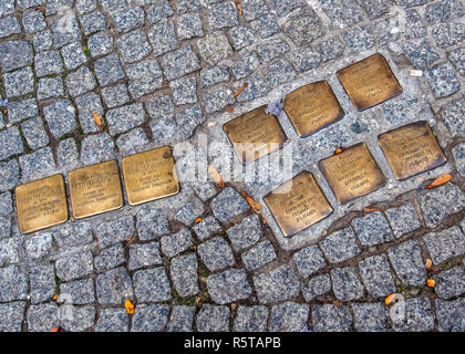 Berlin, Mitte. Stolpersteine, Stolperstein Gedenkstätten in Bürgersteig erinnern, die Opfer der Nazis, die mit 19 lebte Almstadtstasse Stockfoto