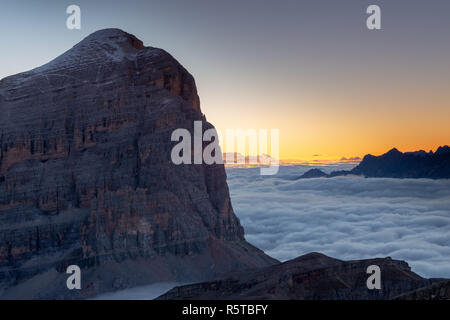 Tofana di Rozes Berggipfel im Morgengrauen. Wolkenflut. Tofane-Gruppe. Die Ampezzo Dolomiten. Venetien, Italienische Alpen. Europa. Stockfoto