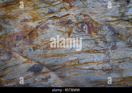 Eisenoxid oder mineral Färbung auf einer Klippe mudstone oder Schiefer, der südlichen Küste Irlands, sandige Bucht, castlehaven, West Cork, Irland. Stockfoto