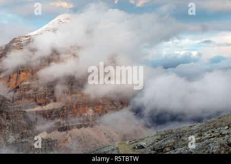 Tofana di Rozes Berggipfel der Tofane-Gruppe. Die Ampezzo-Dolomiten, Wolken. Dolomiti. Venetien. Italienische Alpen. Europa. Stockfoto