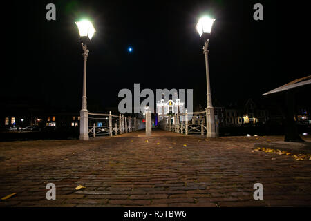 Weiß lackiert Brücke mit klassischen Details und traditionellen Straßenlaternen. Smits Arbeiten aus der Zeit der Industriellen Revolution mit authentischen Detail Stockfoto