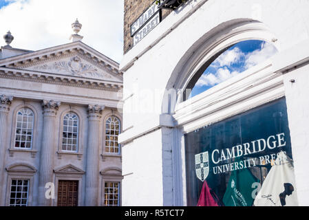 Cambridge, England: Cambridge University Press bookshop shop Fenster Fassade in Cambridge City Centre mit Senat Haus im Hintergrund Stockfoto