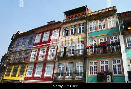 Fassaden der alten Häuser in Porto, Portugal Stockfoto