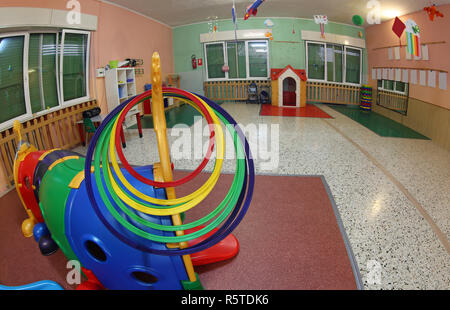 Große Halle von einem Kindergarten mit vielen Spielsachen Stockfoto