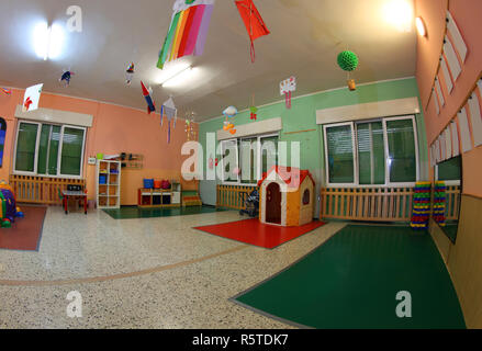 Große Halle von einem Kindergarten mit vielen Spielsachen und hochwertigste Kinder Stockfoto