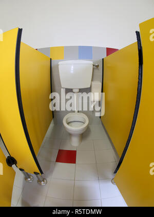 Wc im Kinderzimmer Badezimmer mit gelben Türen ohne Kinder Stockfoto