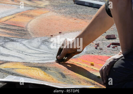 Street artist Zeichnung auf Pflaster. Stockfoto