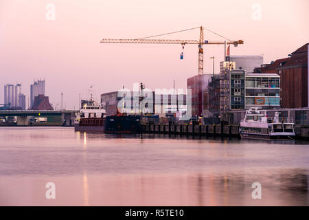Lübecker Hafen bei Sonnenaufgang. Stockfoto