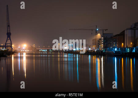 Lübecker Hafen bei Nacht. Stockfoto