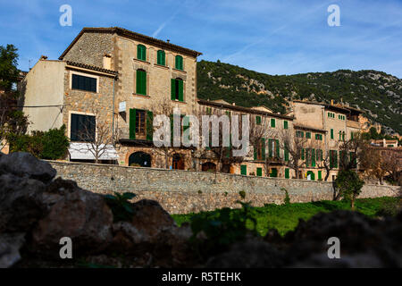 Blick auf das Bergdorf von Valldemossa in der Serra de Tramuntana Berge, Mallorca, Mallorca, Balearen, Balearen, Spanien, Europa Stockfoto