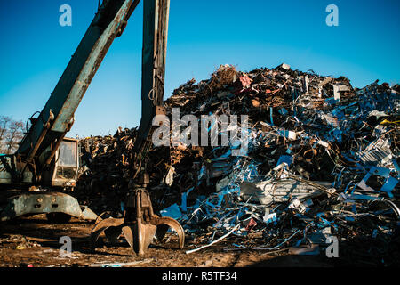 Recycling Station. Metall dump mit Kran und tiefen blauen Himmel Stockfoto