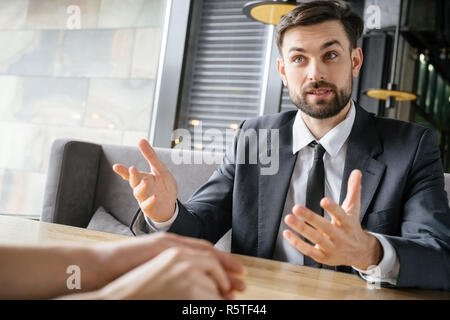 Geschäftsleute in Business Lunch im Restaurant sitzen Menschen reden über Arbeit close-up Stockfoto