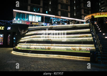 Beleuchtete Betontreppen in dunklen Outdoor städtischer Ort Stockfoto