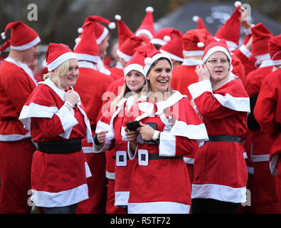 Teilnehmer des London Santa Run im Victoria Park, East London. Stockfoto