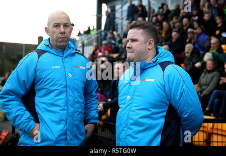 Slough Stadtmanager Jon Underwood und Neil Baker vor der Emirate FA-Cup, zweite Runde an Arbour Park, Slough. Stockfoto