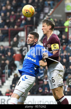 Herzen Christophe Berra (rechts) Köpfe klar von Förster Kyle Lafferty während der LADBROKES Scottish Premier League Spiel im tynecastle Stadium, Edinburgh. Stockfoto