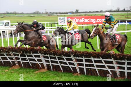 Wunder Lais geritten von Davy Russell (links) springt der letzten Bar One Racing Handicap Hürde bei Tag zwei Der fairyhouse Winter Festival am Fairyhouse Racecourse zu gewinnen. Stockfoto