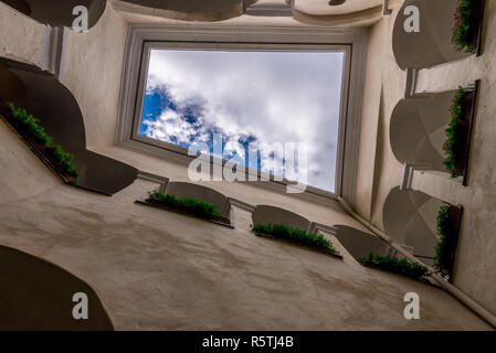 Luftaufnahme von Weissenkirchen schönes Dorf mit Weingütern in der Wachau an der Donau in Österreich mit mittelalterlichen befestigten Römisch-katholische Stockfoto