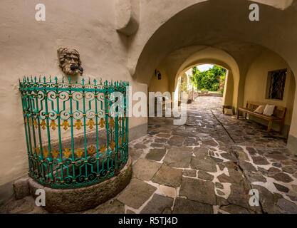 Luftaufnahme von Weissenkirchen schönes Dorf mit Weingütern in der Wachau an der Donau in Österreich mit mittelalterlichen befestigten Römisch-katholische Stockfoto