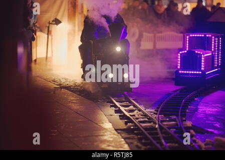 Miniatur Dampflok Attraktion bei Nacht Vorderansicht Stockfoto