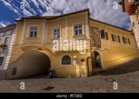 Luftaufnahme von Weissenkirchen schönes Dorf mit Weingütern in der Wachau an der Donau in Österreich mit mittelalterlichen befestigten Römisch-katholische Stockfoto