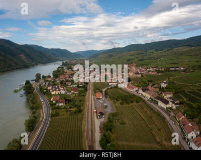 Luftaufnahme von Weissenkirchen schönes Dorf mit Weingütern in der Wachau an der Donau in Österreich mit mittelalterlichen befestigten Römisch-katholische Stockfoto