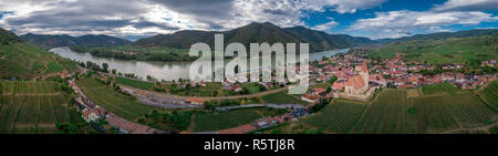 Luftaufnahme von Weissenkirchen schönes Dorf mit Weingütern in der Wachau an der Donau in Österreich mit mittelalterlichen befestigten Römisch-katholische Stockfoto