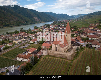 Luftaufnahme von Weissenkirchen schönes Dorf mit Weingütern in der Wachau an der Donau in Österreich mit mittelalterlichen befestigten Römisch-katholische Stockfoto