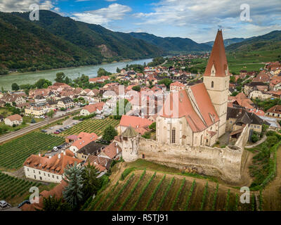 Luftaufnahme von Weissenkirchen schönes Dorf mit Weingütern in der Wachau an der Donau in Österreich mit mittelalterlichen befestigten Römisch-katholische Stockfoto