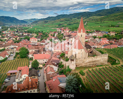 Luftaufnahme von Weissenkirchen schönes Dorf mit Weingütern in der Wachau an der Donau in Österreich mit mittelalterlichen befestigten Römisch-katholische Stockfoto