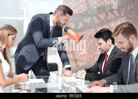 Geschäftsmann an seine Kollegen durch ein Megaphon brüllt Stockfoto