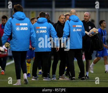 Gillingham Manager Steve Lovell schüttelt Hände mit Slough Stadt Manager Neil Baker und Jon Underwood bei voller Zeit der Emirate FA-Cup, zweite Runde an Arbour Park, Slough. Stockfoto