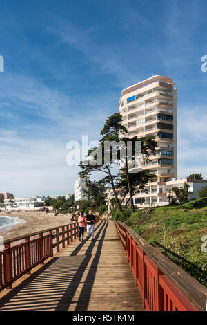 Senda Litoral, Holzsteg, Fußweg, Strandpromenade, die Strände der Costa del Sol, La Cala, Andalusien, Spanien. Stockfoto