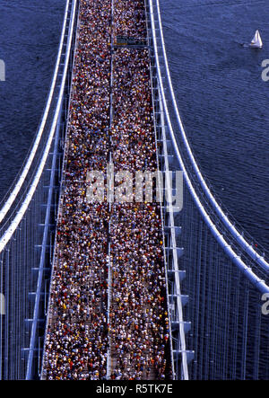 Der Start der New York City Marathon auf vom Verezzano Narrows Bridge gesehen. Stockfoto