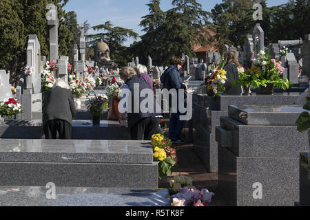 Blumen schmücken ein Grab im Friedhof Almudena in Madrid während der am 1. November feiern für Allerheiligen, ein katholischer Feiertag, wo Menschen Friedhöfe im ganzen Land besuchen Sie Respekt zu verstorbenen Verwandten zu bezahlen. Mit: Atmosphäre, Wo: Madrid, Spanien Wann: 01.November 2018 Quelle: Oscar Gonzalez/WENN.com Stockfoto