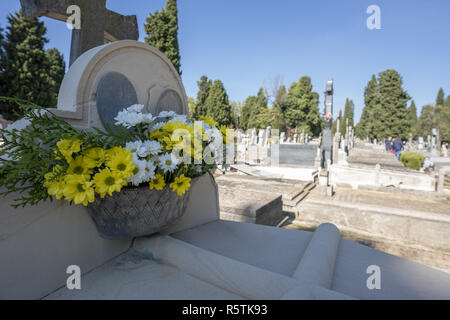 Blumen schmücken ein Grab im Friedhof Almudena in Madrid während der am 1. November feiern für Allerheiligen, ein katholischer Feiertag, wo Menschen Friedhöfe im ganzen Land besuchen Sie Respekt zu verstorbenen Verwandten zu bezahlen. Mit: Atmosphäre, Wo: Madrid, Spanien Wann: 01.November 2018 Quelle: Oscar Gonzalez/WENN.com Stockfoto