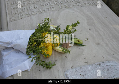 Blumen schmücken ein Grab im Friedhof Almudena in Madrid während der am 1. November feiern für Allerheiligen, ein katholischer Feiertag, wo Menschen Friedhöfe im ganzen Land besuchen Sie Respekt zu verstorbenen Verwandten zu bezahlen. Mit: Atmosphäre, Wo: Madrid, Spanien Wann: 01.November 2018 Quelle: Oscar Gonzalez/WENN.com Stockfoto
