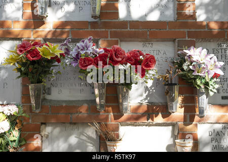 Blumen schmücken ein Grab im Friedhof Almudena in Madrid während der am 1. November feiern für Allerheiligen, ein katholischer Feiertag, wo Menschen Friedhöfe im ganzen Land besuchen Sie Respekt zu verstorbenen Verwandten zu bezahlen. Mit: Atmosphäre, Wo: Madrid, Spanien Wann: 01.November 2018 Quelle: Oscar Gonzalez/WENN.com Stockfoto