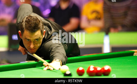 Ronnie O'Sullivan auf dem Weg zum Gewinnen sein 2. Runde Match gegen Ken Doherty, bei Tag sechs Der Betway UK Championship am York Barbican. Stockfoto