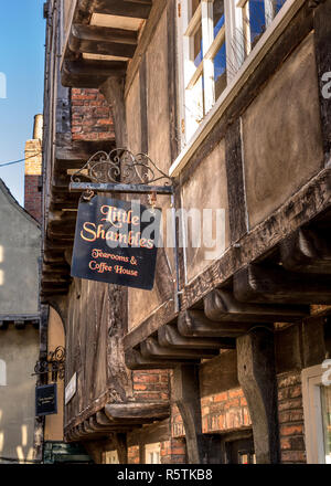 The Shambles in der Innenstadt von York, beliebte Gasse für Geschäfte, Cafés etc. Stockfoto