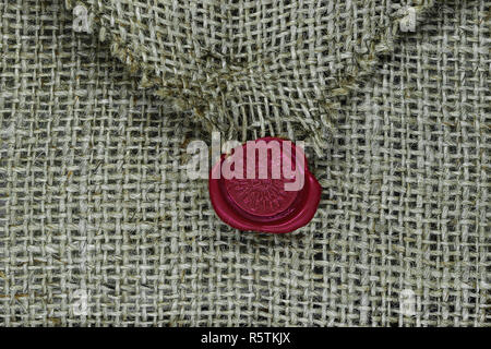 Hintergrund Oberfläche der Leinwand Umschlag mit rotem Wachs versiegelt Stockfoto