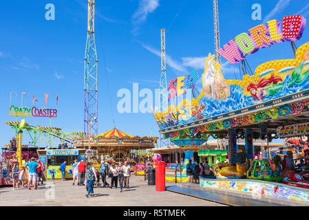 Viele Menschen am Pier Süd Fahrgeschäfte Adrenalin Zone South Pier in Blackpool Großbritannien Lancashire England UK GB Europa Stockfoto