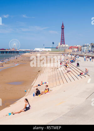 Menschen am Sandstrand bei Blackpool Großbritannien Strand Sommer Blackpool Tower Central Pier und neue Promenade, Blackpool Lancashire England UK GB Europa Stockfoto