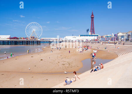Menschen auf dem sandigen Strand von Blackpool Beach Sommer mit Blackpool Tower Central Pier und der Promenade von Blackpool Lancashire England UK GB Europa Stockfoto
